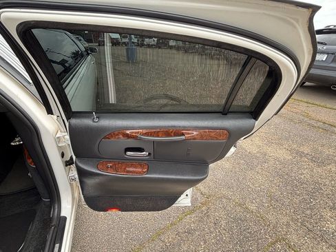 Used 2001 Lincoln Town Car Executive image 14