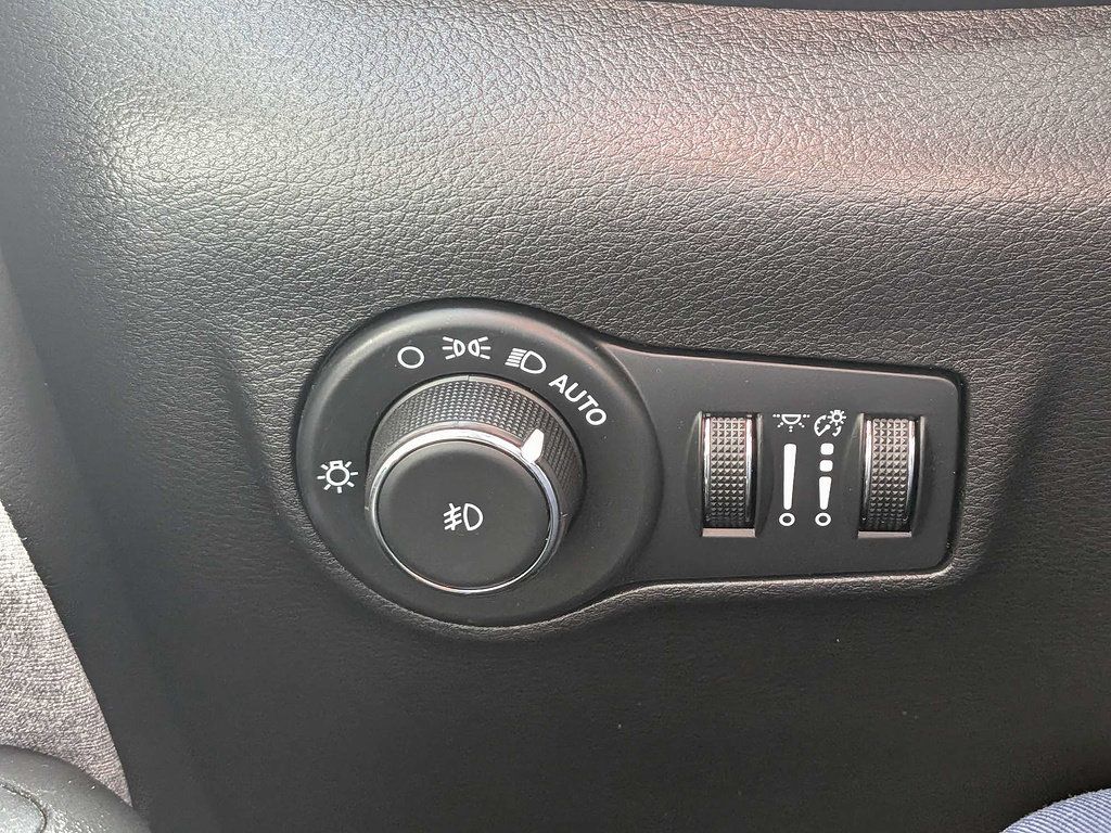 Used 2023 Jeep Compass Latitude w/ Convenience Group AWD/4WD image 25