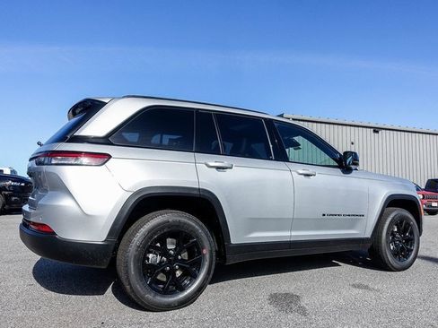 New 2025 Jeep Grand Cherokee Altitude image 7
