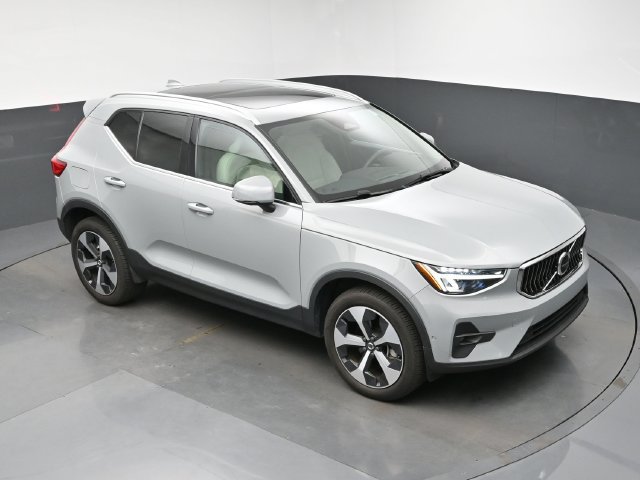 Used 2024 Volvo XC40 B5 Plus AWD/4WD image 18