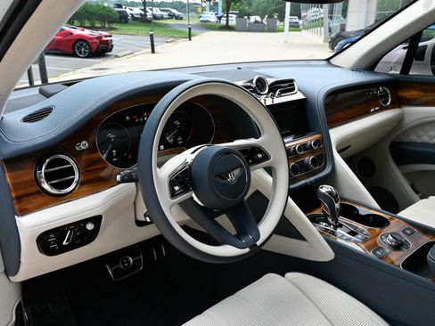 Used 2023 Bentley Bentayga AWD/4WD image 16
