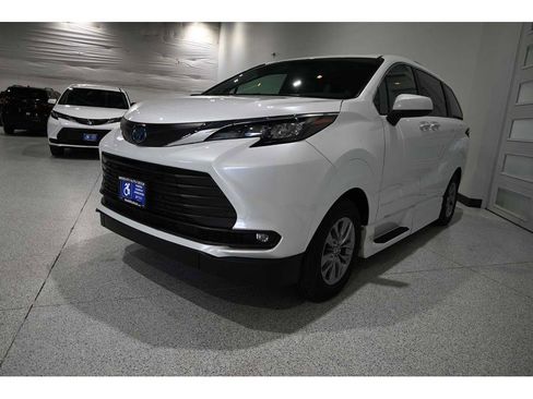 New 2025 Toyota Sienna XLE image 10