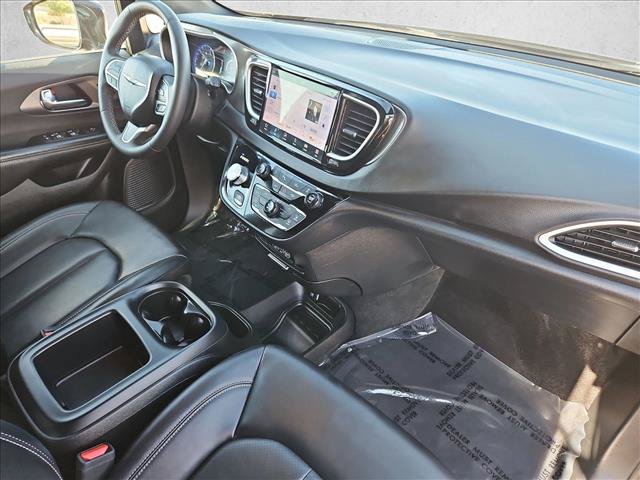 Used 2025 Chrysler Pacifica Select FWD image 26