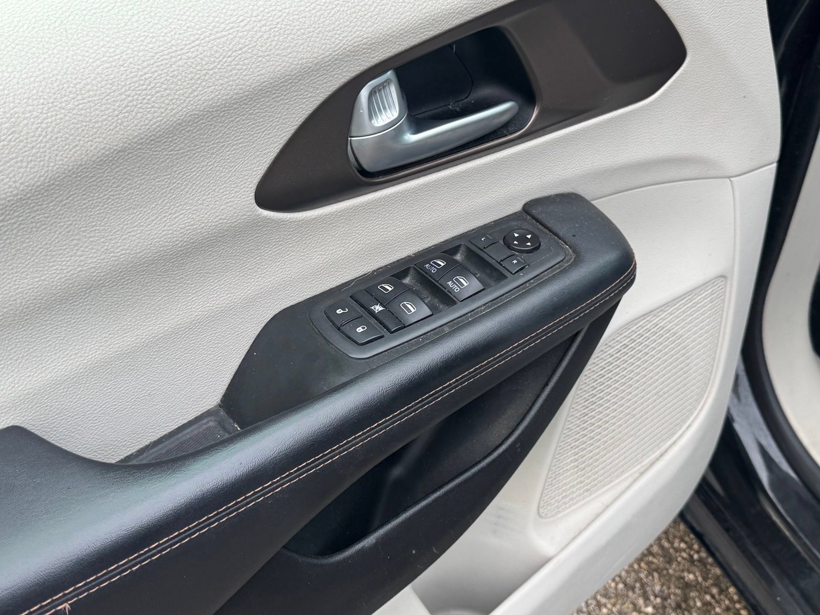 Used 2018 Chrysler Pacifica Touring-L FWD image 12