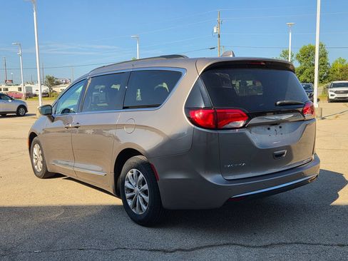 Used 2017 Chrysler Pacifica Touring-L FWD image 4