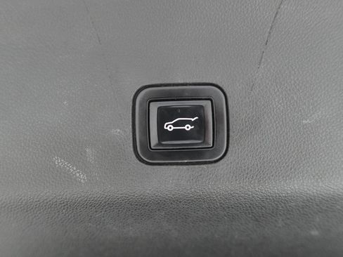 Used 2022 Chevrolet Tahoe LT w/ Luxury Package RWD image 6