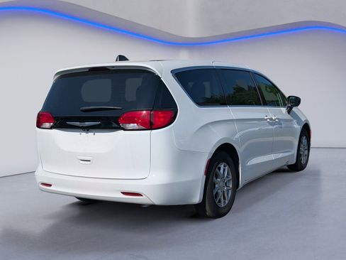 Used 2024 Chrysler Voyager LX image 5