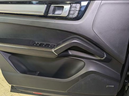 Certified 2023 Porsche Cayenne Platinum Edition image 35