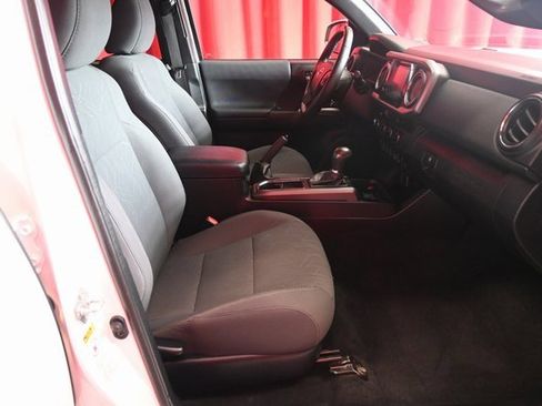 Certified 2017 Toyota Tacoma TRD Off-Road image 8