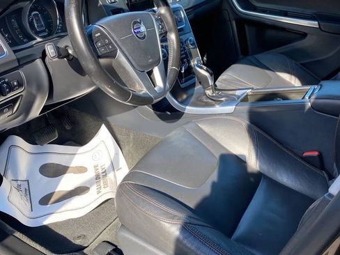 Used 2015 Volvo V60 T5 Cross Country image 11