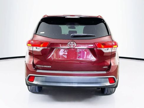 Used 2018 Toyota Highlander LE w/ Carpet Mat Package (TMS) AWD/4WD image 5