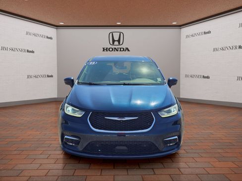 Used 2023 Chrysler Pacifica Touring-L FWD image 2