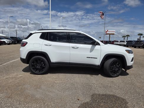 New 2026 Jeep Compass Latitude image 8