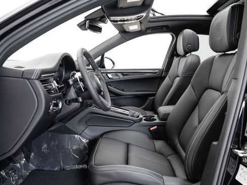Certified 2025 Porsche Macan Turbo AWD/4WD image 6