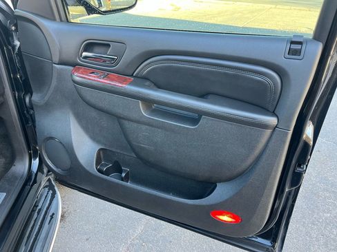 Used 2011 Cadillac Escalade Luxury image 23