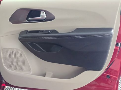 Used 2024 Chrysler Pacifica Touring-L image 43