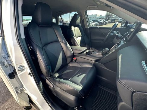 Used 2022 Toyota Venza XLE image 34