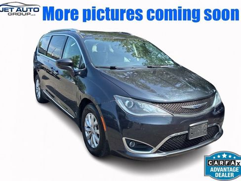 Used 2019 Chrysler Pacifica Touring-L FWD image 1