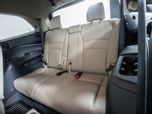 Used 2020 Honda Pilot Touring image 11