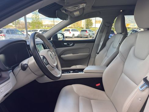 Used 2021 Volvo XC60 T6 Momentum w/ Protection Package Premier image 9