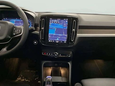 Used 2025 Volvo XC40 B5 Plus image 26