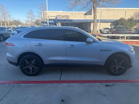 Used 2017 Jaguar F-PACE Prestige image 4