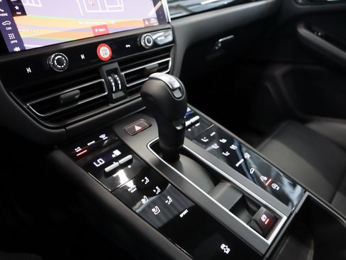 Certified 2025 Porsche Macan AWD/4WD image 14