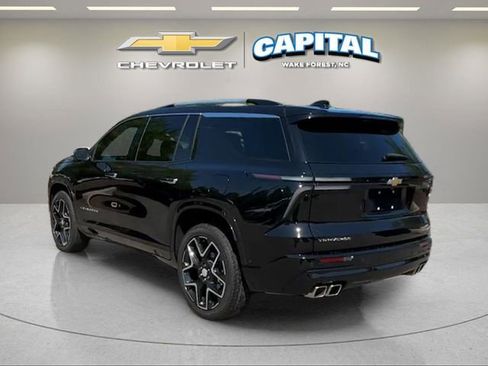 Used 2025 Chevrolet Traverse High Country FWD image 3