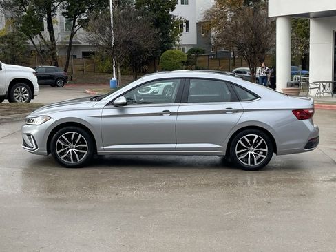 Used 2025 Volkswagen Jetta SE image 3