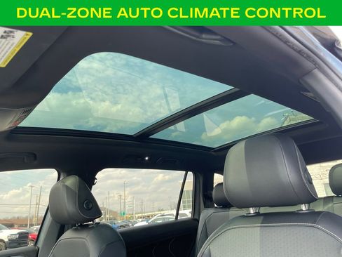 Used 2022 Volkswagen Tiguan SE R-Line image 16