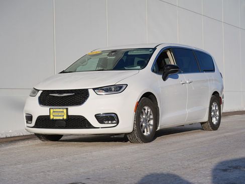 Used 2024 Chrysler Pacifica Touring-L image 7