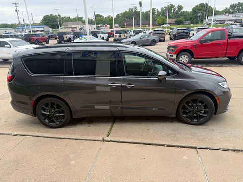 Used 2022 Chrysler Pacifica Touring-L w/ Uconnect Theater Family Group FWD image 5