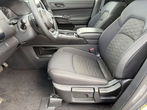 Used 2025 Nissan Pathfinder S FWD image 26