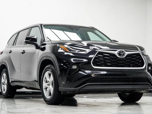 Used 2025 Toyota Highlander LE FWD image 4