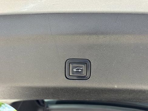 Used 2023 GMC Yukon XL SLT AWD/4WD image 9