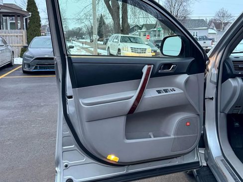 Used 2013 Toyota Highlander Limited image 12