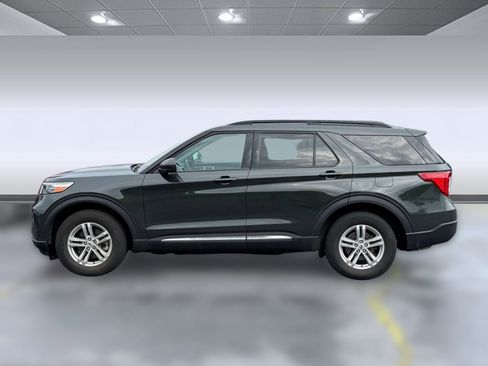 Used 2023 Ford Explorer XLT AWD/4WD image 2