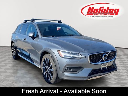 Used 2020 Volvo V60 T5 Cross Country AWD/4WD image 1