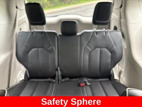 Used 2023 Chrysler Pacifica Limited AWD/4WD image 13