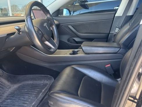 Used 2019 Tesla Model 3 Standard Range Plus image 5