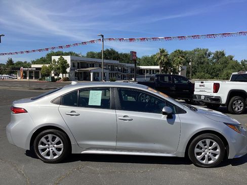 Used 2022 Toyota Corolla LE FWD image 2
