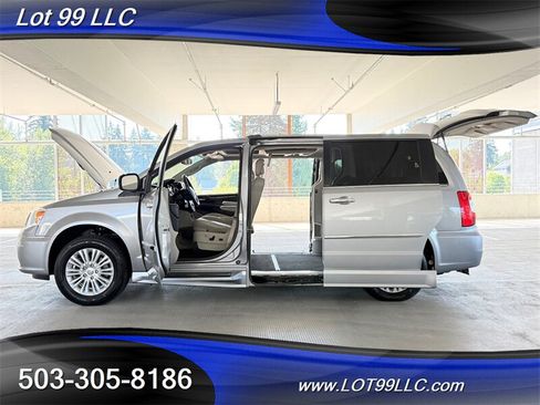 Used 2013 Chrysler Town & Country Limited w/ Luxury Group FWD image 21