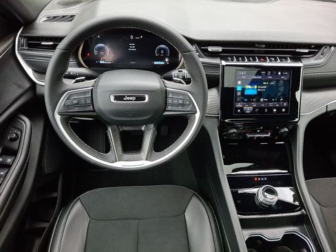 Certified 2025 Jeep Grand Cherokee Altitude AWD/4WD image 12