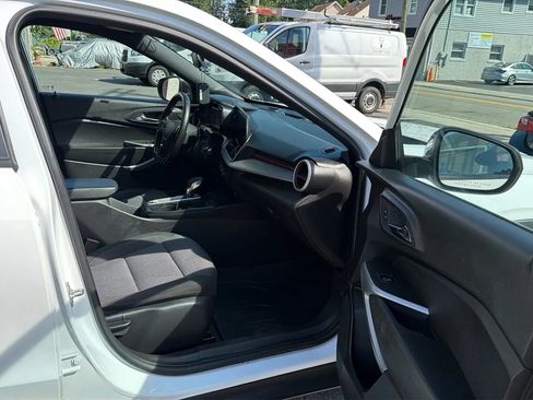 Used 2025 Chevrolet Trax RS FWD image 25