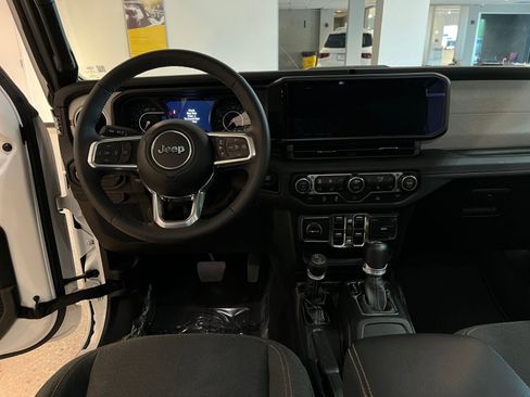 Used 2025 Jeep Wrangler Unlimited Sahara AWD/4WD image 34