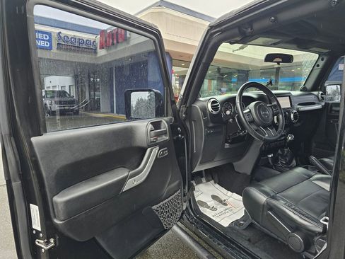 Used 2012 Jeep Wrangler Unlimited Rubicon w/ Connectivity Group AWD/4WD image 18