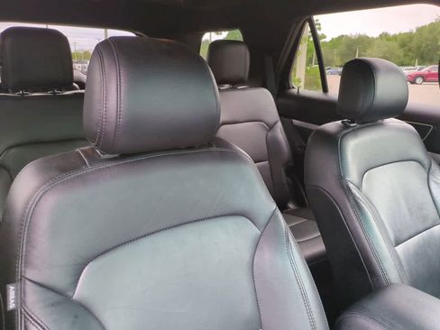 Used 2016 Ford Explorer XLT w/ Equipment Group 202A AWD/4WD image 7