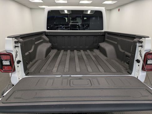 Used 2025 Jeep Gladiator Mojave AWD/4WD image 25