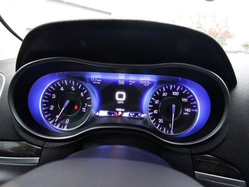 Used 2018 Chrysler 300 Limited image 26