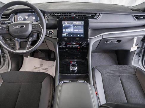 New 2025 Jeep Grand Cherokee Altitude image 19